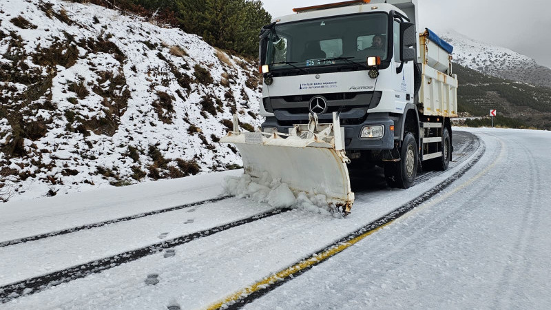 İzmir’de kar ve buzlanmaya karşı ekipler teyakkuzda