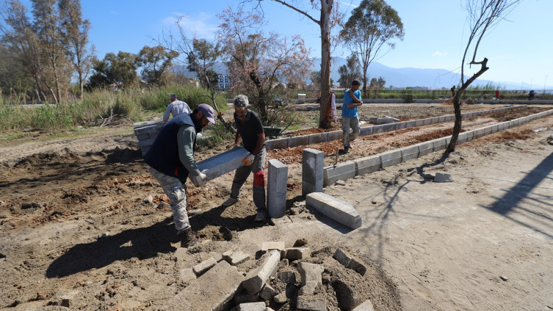Menderes sahilinde yürüyüş yolu yenileniyor