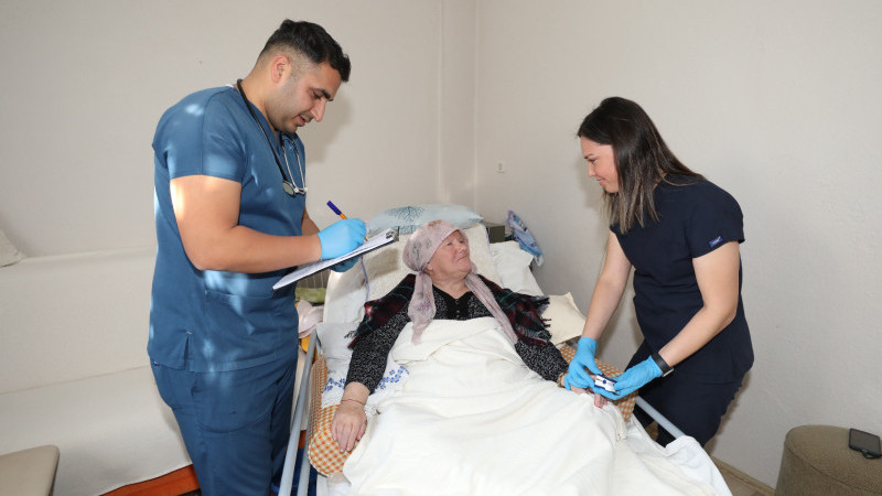 Menderes Belediyesi’nin evde bakım hizmeti binlerce vatandaşa ulaştı