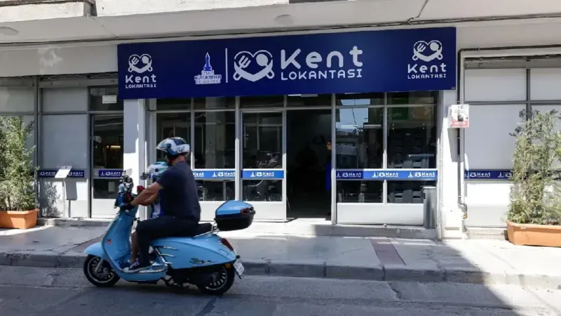 İzmir'in 7'nci Kent Lokantası Konak'ta hizmete açıldı. 4 çeşit yemek 25 lira.